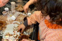 Niños jugando con dulces en la Escuela Infantil Mar de Soles