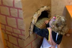 Niña esperando a que salga el pan del horno en la Escuela Infantil Mar de Soles