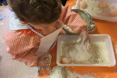 Jugando con harina en la Escuela Infantil Mar de Soles
