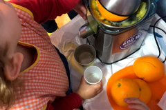 Haciendo zumo de naranjas del huerto de la Escuela Infantil Mar de Soles