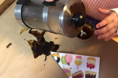 Jugando con café en la Escuela Infantil Mar de Soles