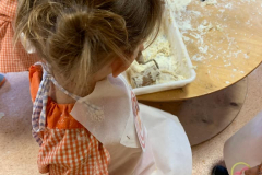 Haciendo y comiendo pan en la Escuela Infantil Mar de Soles