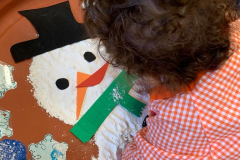 Haciedo muñecos de nieve con harina en la Escuela Infantil Mar de Soles