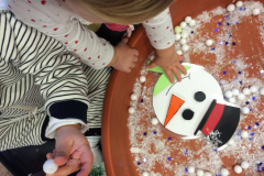 Jugando con muñecos de nieve en la Escuela Infantil Mar de Soles