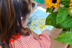 Pintando girasoles en la Escuela Infantil Mar de Soles