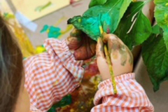 Pintando hojas naturales en la Escuela Infantil Mar de Soles