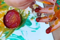 Jugando con pintura en la Escuela Infantil Mar de Soles