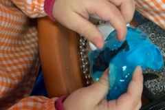 Jugando con slime en la Escuela Infantil Mar de Soles